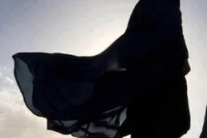 هل يجوز للمعتدة من الوفاة الخروج لقضاء حاجتها وللتنزه؟.. أمين الفتوى يجيب