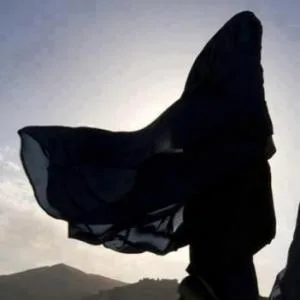 هل يجوز للمعتدة من الوفاة الخروج لقضاء حاجتها وللتنزه؟.. أمين الفتوى يجيب