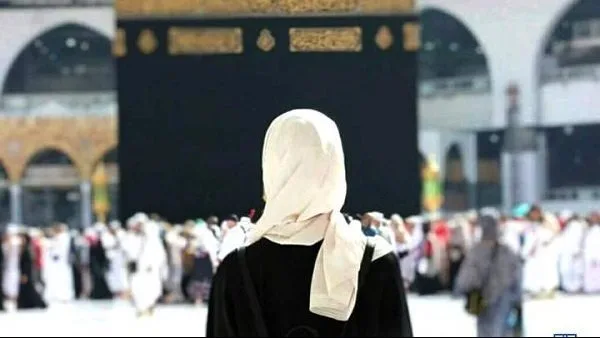 هل يسمح للمرأة بأداء الحج من دون محرم؟