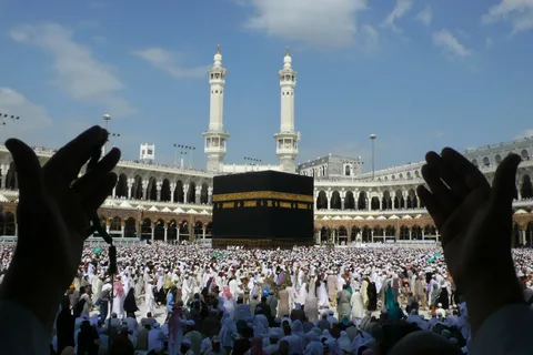هل يجوز أداء العمرة عن الغير؟
