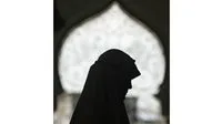 هل ينبغي للمرأة ارتداء الحجاب أثناء قراءة القرآن؟ رد الأزهر على السؤال.