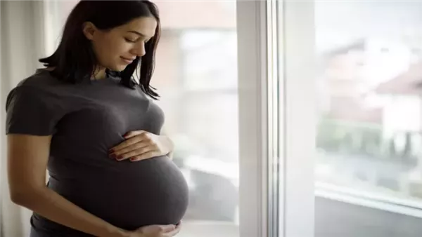 هل ينتقل مرض الذئبة الحمراء من الأم الحامل للجنين؟.. طبيب يوضح