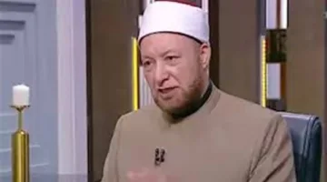 هل يُسمح بارتداء الذهب أو الفضة أثناء أداء الحج؟ أمين الفتوى يوضح.
