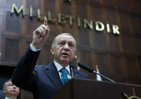 هل يُعَدُّ إعلان أردوغان عن “رغبته في ترك السُلطة” موثوقاً، وما الدافع وراء إصراره على “إقرار دستور جديد”؟ هل يُمكن أن تمتد طموحاته لتطال “المواد الأربعة المُقدّسة” وما هي؟ كما أن قضيّة “وضع الحجاب” تثير حساسية، وتبقى “صلاحيات الرئيس” ونظام الحكم موضوعاً للجدل! هل يُعَدُّ إعلان أردوغان عن “رغبته في ترك السُلطة” موثوقاً، وما الدافع وراء إصراره على “إقرار دستور جديد”؟ هل يُمكن أن تمتد طموحاته لتطال “المواد الأربعة المُقدّسة” وما هي؟ كما أن قضيّة “وضع الحجاب” تثير حساسية، وتبقى “صلاحيات الرئيس” ونظام الحكم موضوعاً للجدل!
