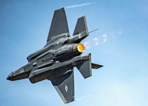 هولنديون يتظاهرون ضد وصول سفينة تحمل مكونات مقاتلات “F-35” من إسرائيل هولنديون يتظاهرون ضد وصول سفينة تحمل مكونات مقاتلات “F-35” من إسرائيل