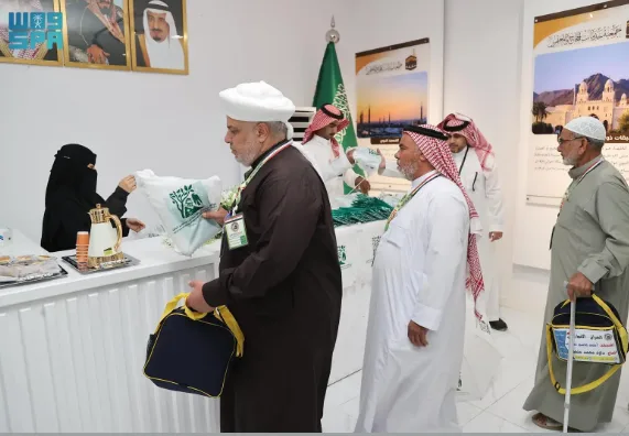 هيئة تطوير محمية الملك سلمان ترحب بحجاج البر وتقدم لهم هدايا ومطبوعات توعوية عن البيئة والتنوع البيولوجي هيئة تطوير محمية الملك سلمان ترحب بحجاج البر وتقدم لهم هدايا ومطبوعات توعوية عن البيئة والتنوع البيولوجي