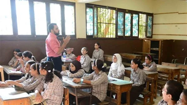 «هيبة المعلم بين الأمس واليوم… من حامل الرسالة إلى مكافح من أجل الكرامة»