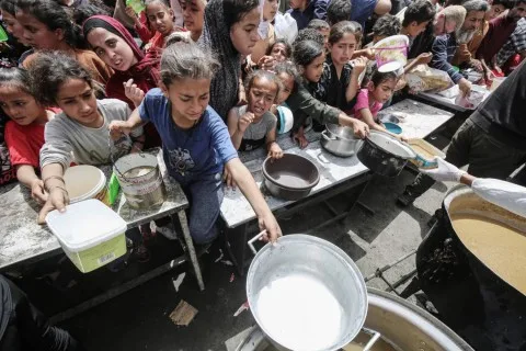 واشنطن تكشف عن تولي “مؤسّسة” جديدة مهمة توزيع المساعدات الإنسانية في غزة.. بروس: على بعد خطوات قليلة من الحل