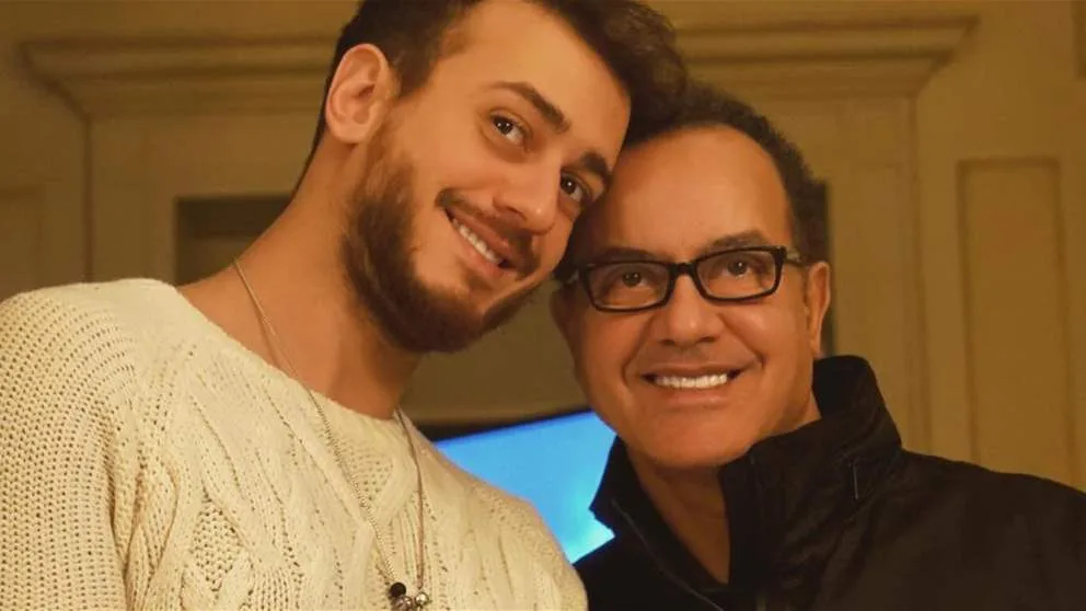 والد سعد لمجرد يذرف الدموع على المسرح قبل بدء محاكمته من جديد في فرنسا