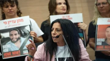والدة جندي إسرائيلي: نتنياهو يُعتبر تجسيداً للموت بالنسبة للأسيرين