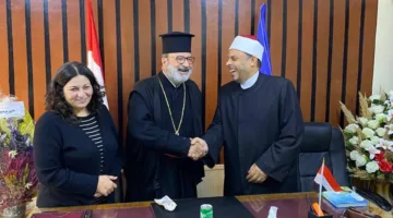 وحدة وطنية متكاملة.. كاهن يهدي صكوك أضحية لأوقاف دمياط