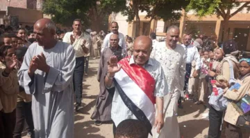 وداع مؤثر.. طلاب قنا يكرّمون معلمهم في يوم تقاعده