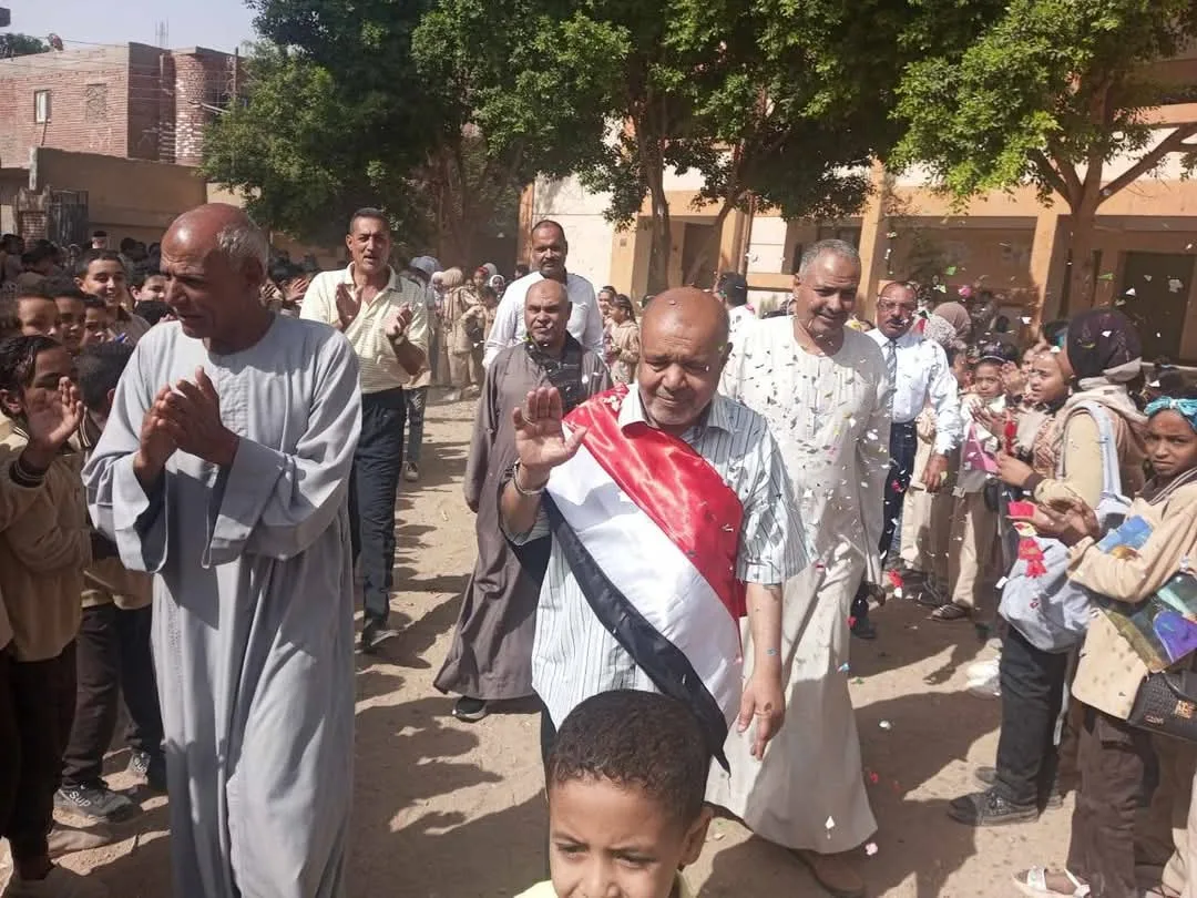 وداع مؤثر.. طلاب قنا يكرّمون معلمهم في يوم تقاعده وداع مؤثر.. طلاب قنا يكرّمون معلمهم في يوم تقاعده
