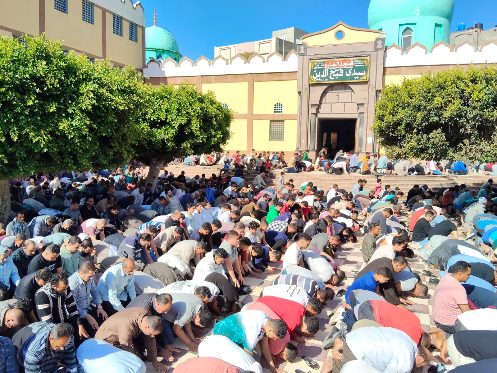 وداع مهيب .. أهالي كفر الشيخ يشيعون جنازة أدهم ضحية زملائه| شاهد