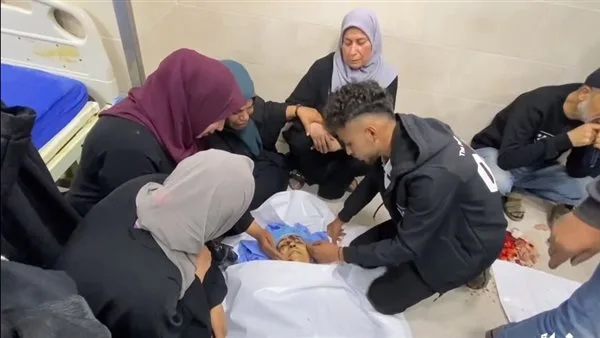 وداع وتشييع عدد من الشهداء في مستشفى العودة بمخيم النصيرات وسط غزة