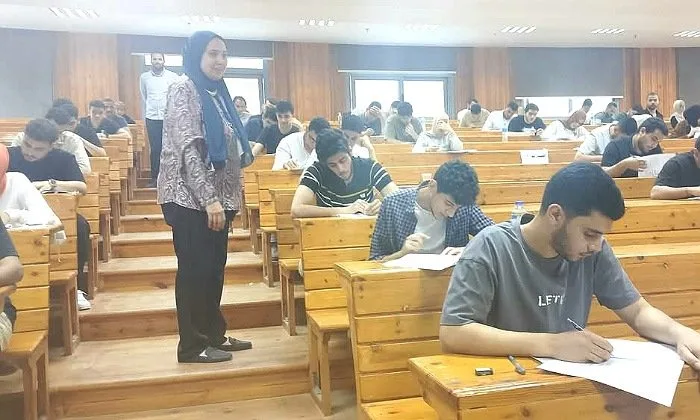ورقية ورقمية: عميدة كلية طب الأسنان في كفر الشيخ تتابع امتحانات الفصل الثاني. ورقية ورقمية: عميدة كلية طب الأسنان في كفر الشيخ تتابع امتحانات الفصل الثاني.