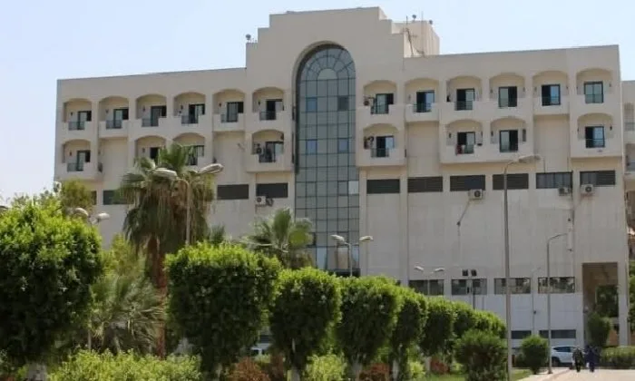 ورم سرطاني وشلل في الأوتار الصوتية.. فريق طبي ينقذ حياة سيدة في السبعين من عمرها عبر إجراء عملية فتح رغامي طارئة في مستشفى قنا.