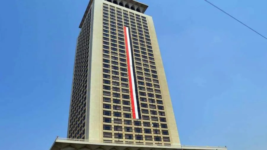 وزارة الخارجية تتابع موقف السفينة العالقة قبالة السواحل الإماراتية وتقل بحارة مصريين