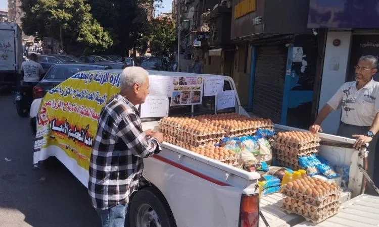 وزارة الزراعة تُطلق 7 أسواق متنقلة لبيع منتجاتها بأسعار منخفضة في مختلف المحافظات وزارة الزراعة تُطلق 7 أسواق متنقلة لبيع منتجاتها بأسعار منخفضة في مختلف المحافظات