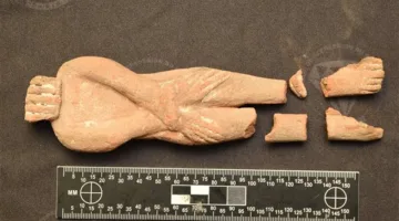 وزارة السياحة والآثار تستلم سبع قطع أثرية عادَت من فرنسا