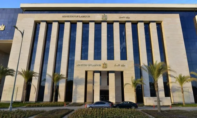 وزارة العمل تؤكد مجددًا على المواطنين: جميع الخدمات مجانية ولا حاجة للوسطاء وزارة العمل تؤكد مجددًا على المواطنين: جميع الخدمات مجانية ولا حاجة للوسطاء