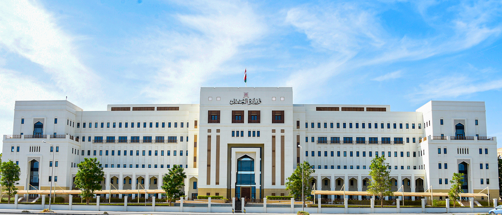 وزارةُ العمل: أكثر من 245 ألف منشأة لا تضمّ أي مواطن عُماني ضمن قواها العاملة بنسبة تعمين صفر بالمائة مقابل 1,1 مليون وافد