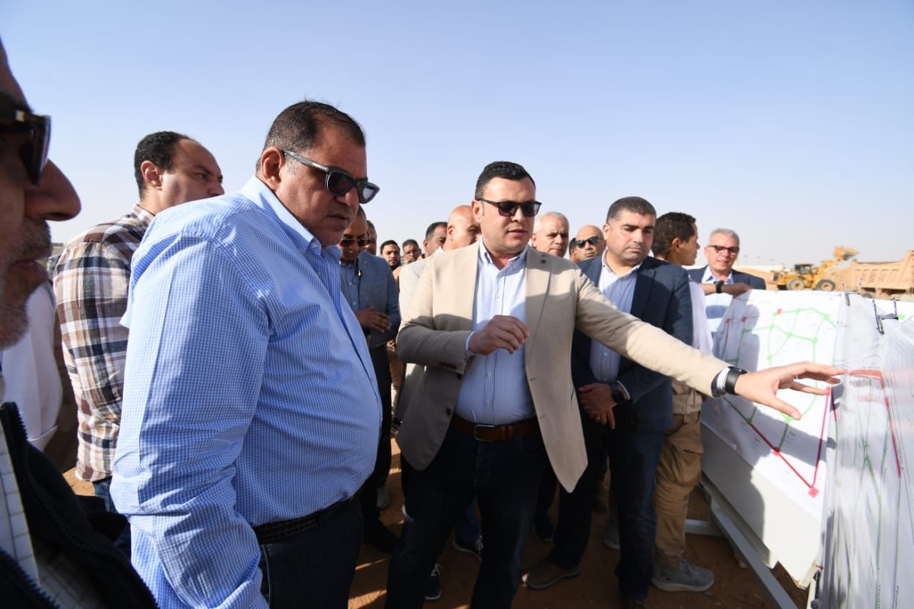 وزير الإسكان بتفقد مشروعات المرافق بمنطقتي جنيفة والرابية بالشروق