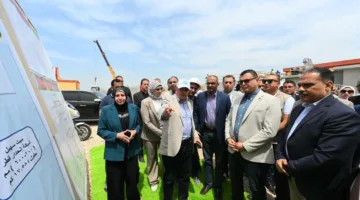 وزير الإسكان ومحافظ الشرقية يزوران مشروع مياه الصرف الصحي في سنهوا بمنيا القمح