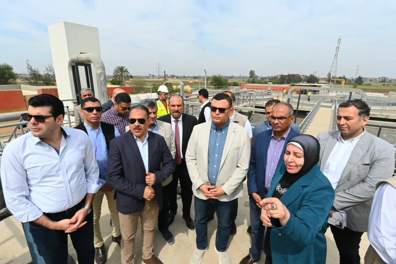 وزير الإسكان ومحافظ الشرقية يقومان بجولة تفقدية لمشاريع المياه والصرف الصحي. وزير الإسكان ومحافظ الشرقية يقومان بجولة تفقدية لمشاريع المياه والصرف الصحي.