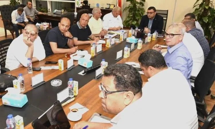 وزير الإسكان يتابع سير العمل بمنظومة المياه بمطروح استعدادا لفصل الصيف