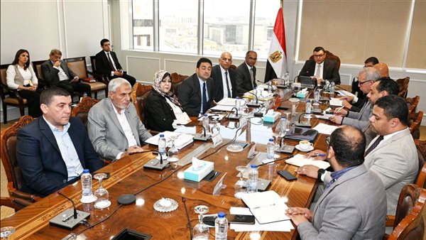 وزير الإسكان يتابع موقف تنفيذ المرحلة الثانية لمحطة تنقية مياه الشرب بمدينة 6 أكتوبر