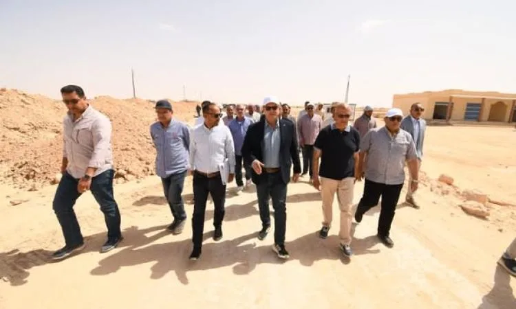 وزير الإسكان يتفقد أعمال الطرق والمرافق والكهرباء بمنطقة رأس الحكمة