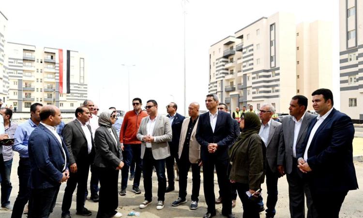 وزير الإسكان يتفقد مشروع "الإسكان الحر" بمدينة السويس الجديدة
