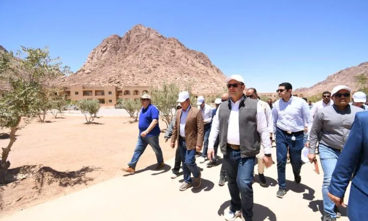 وزير الإسكان يتفقد منطقة الزيتونة ضمن "التجلى الأعظم فوق أرض السلام" بسيناء