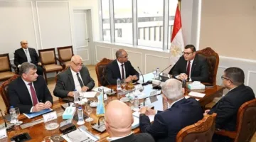 وزير الإسكان يراقب نظام الصرف الصحي في قرية الكرور بأسوان