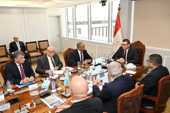 وزير الإسكان يراقب نظام الصرف الصحي في قرية الكرور بأسوان وزير الإسكان يراقب نظام الصرف الصحي في قرية الكرور بأسوان