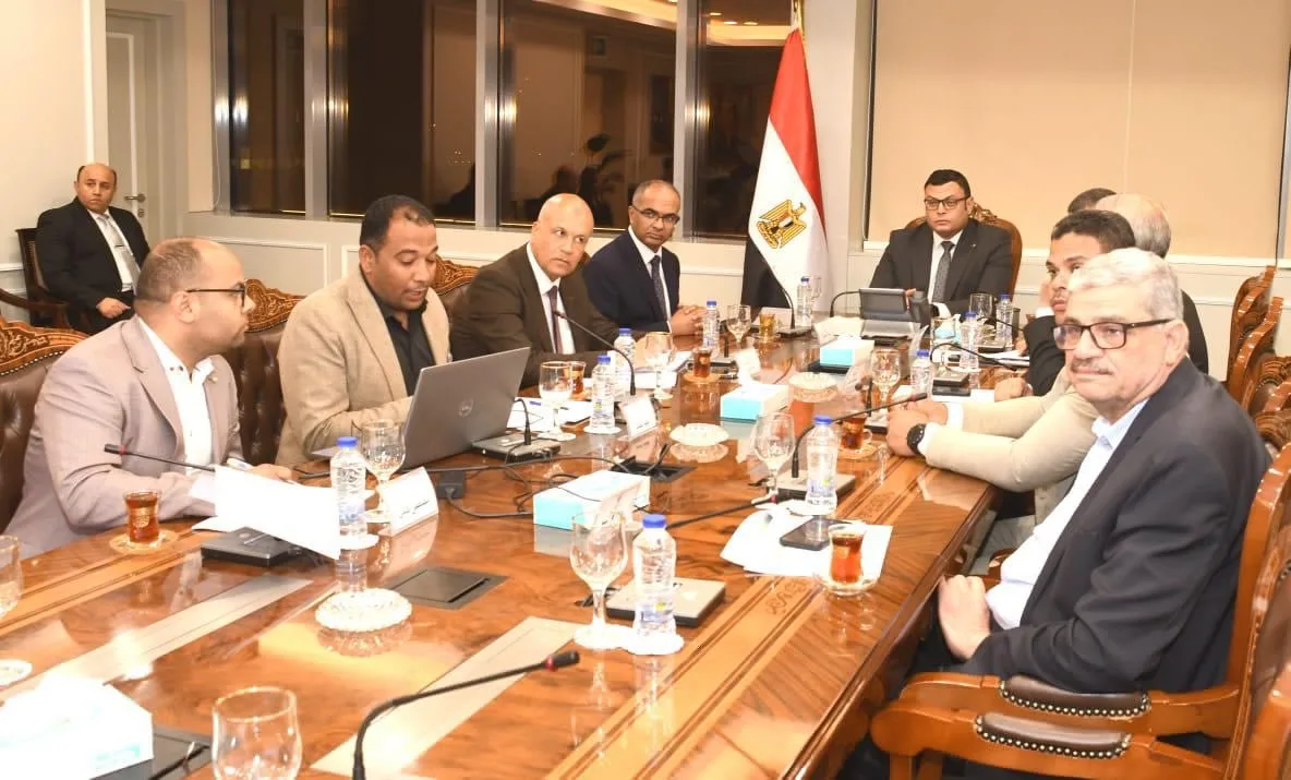 وزير الإسكان يراقب نظام مياه الشرب في مدن شرق وغرب القاهرة استعداداً لموسم الصيف