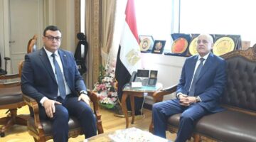 وزير الإسكان يستقبل محافظ الأقصر لمتابعة مشروعات "حياة كريمة" بالمحافظة