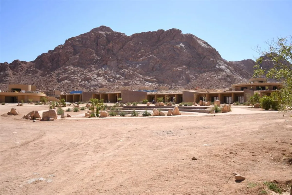 وزير الإسكان يشدد على سرعة إنهاء تنفيذ المشروعات السياحية في سانت كاترين