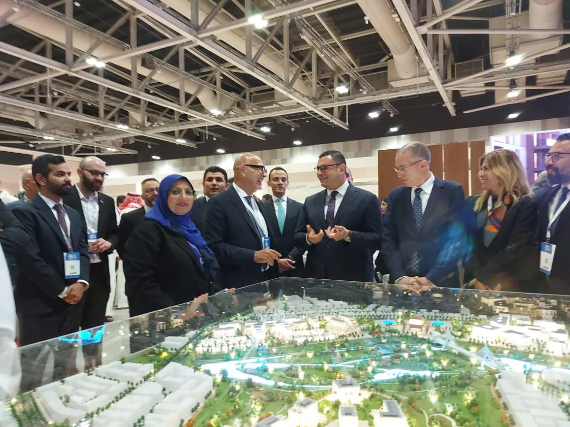 وزير الإسكان يصل إلى مسقط للمشاركة في افتتاح معرض ومؤتمر عُمان العقاري وأسبوع التصميم والبناء في نسخته العشرين وزير الإسكان يصل إلى مسقط للمشاركة في افتتاح معرض ومؤتمر عُمان العقاري وأسبوع التصميم والبناء في نسخته العشرين
