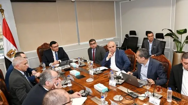 وزير الإسكان يعقد اجتماعا مع مسئولي شركة “سيتي إيدج” لمتابعة موقف مبيعات عددٍ من المشروعات