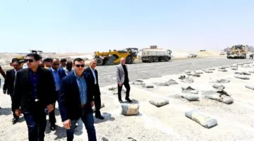 وزير الإسكان يقوم بجولة تفقدية للمحاور والطرق الرئيسية في العاصمة الإدارية