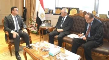 وزير الإسكان يلتقي السفير الياباني في القاهرة لمناقشة كيفية تعزيز التعاون بين البلدين.