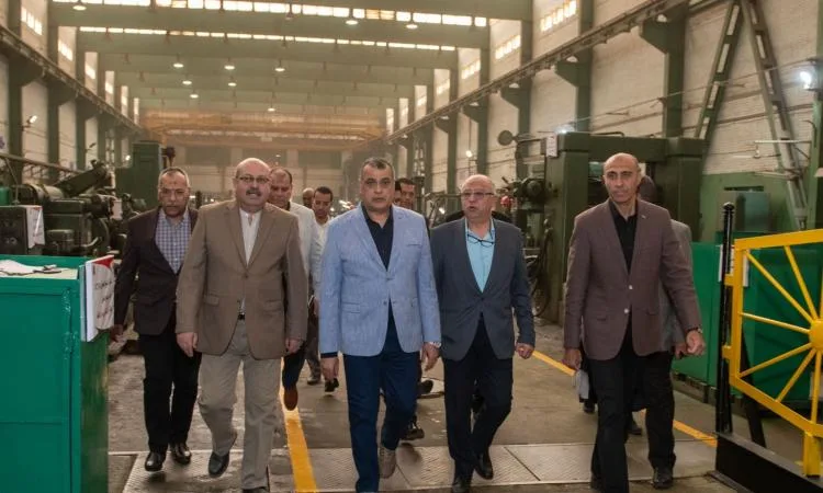 وزير الإنتاج الحربي يراقب خطوات التصنيع في شركة حلوان للهندسة الصناعية وزير الإنتاج الحربي يراقب خطوات التصنيع في شركة حلوان للهندسة الصناعية