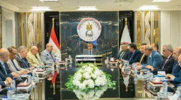 وزير الإنتاج الحربي يلتقي برؤساء المصانع لمتابعة سير تنفيذ المشروعات التجارية