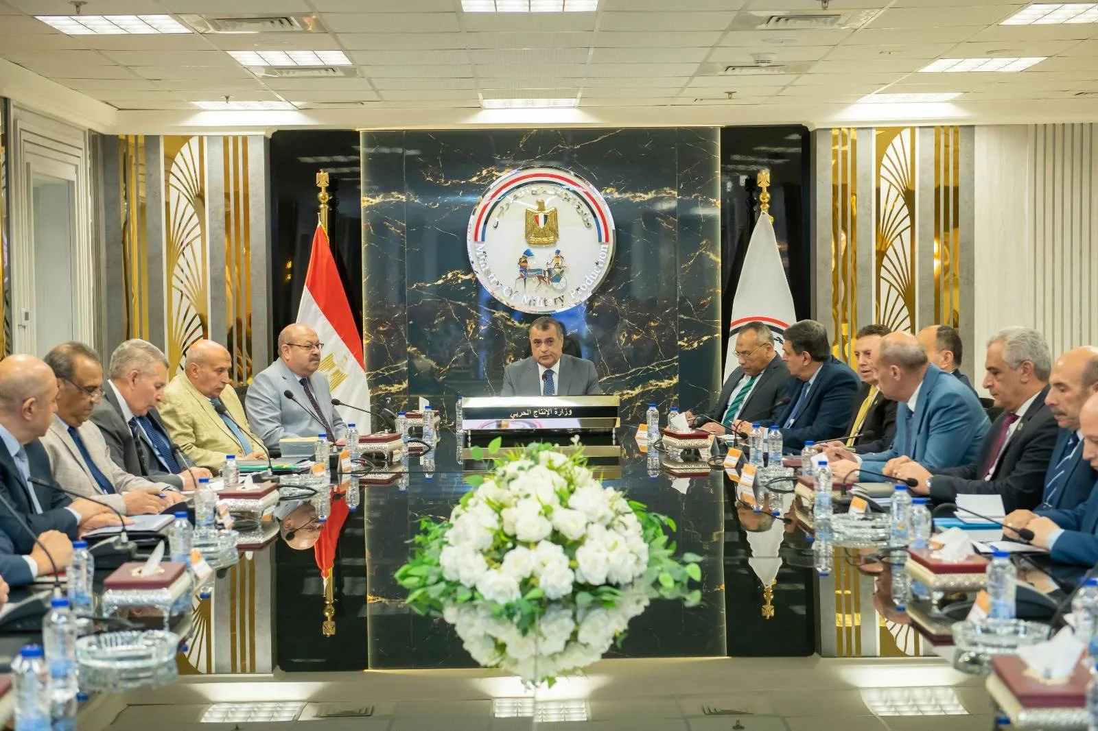 وزير الإنتاج الحربي يلتقي برؤساء المصانع لمتابعة سير تنفيذ المشروعات التجارية وزير الإنتاج الحربي يلتقي برؤساء المصانع لمتابعة سير تنفيذ المشروعات التجارية