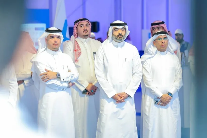 وزير الاتصالات يتفقد استعداد شبكة موبايلي لتقديم الخدمات لحجاج بيت الله الحرام. وزير الاتصالات يتفقد استعداد شبكة موبايلي لتقديم الخدمات لحجاج بيت الله الحرام.