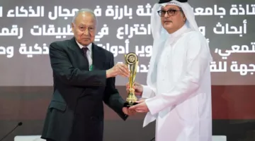 وزير الاتصالات يحصل على جائزة الاقتصاد الرقمي العربية 2025 خلال معرض ومؤتمر “سيملس” في دبي.