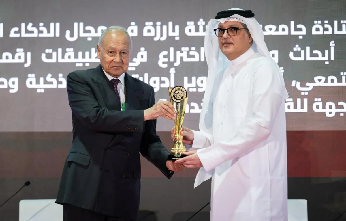 وزير الاتصالات يحصل على جائزة الاقتصاد الرقمي العربية 2025 خلال معرض ومؤتمر “سيملس” في دبي. وزير الاتصالات يحصل على جائزة الاقتصاد الرقمي العربية 2025 خلال معرض ومؤتمر “سيملس” في دبي.