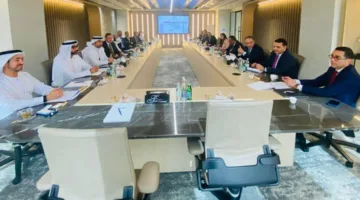 وزير الاستثمار يناقش سبل التعاون مع رئيس مجموعة أبوظبي للطيران
